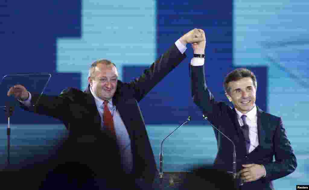 Prezident seçkisi kampaniyasında Baş nazir Bidzina İvanishvili (sağda) və onun koalisiyasından prezidentliyə namizəd Giorgi Margvelashvili Tbilisidə mitinqdə, 19 sentyabr 2013