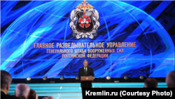 რუსეთის პრეზიდენტი ვლადიმირ პუტინიგრუ-ს ოფიცრების წინაშე გამოდის 2018 წელს.