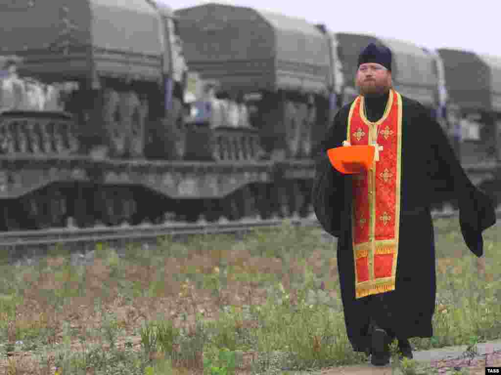 29 верасьня - Праваслаўны сьвятар ідзе міма цягніка з расейскай вайсковай тэхнікай, якая пакідае Беларусь пасьля вучэньняў “Захад—2009”.
