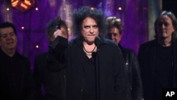 The Cure през 2019 г. по време на церемонията по въвеждането им в "Залата на славата на рокендрола"