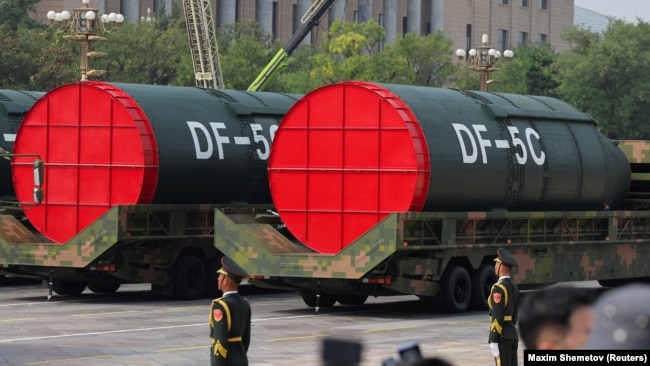 Китай показа ядрените си ракети DF-5C по време на военния парад по случай 80-годишнината от края на Втората световна война в Пекин, 3 септември 2025 г.