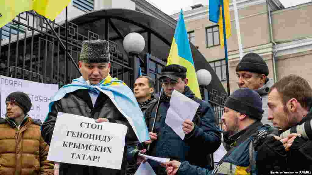 В руках у собравшихся плакаты с надписями: «Стоп геноциду крымских татар», «Нет репрессиям, обыскам, арестам», «Поява політв’язнів – крок у радянське минуле» и другие. 