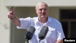 Аляксандар Лукашэнка на мітынгу 16 жніўня ў Менску на плошчы Незалежнасьці.