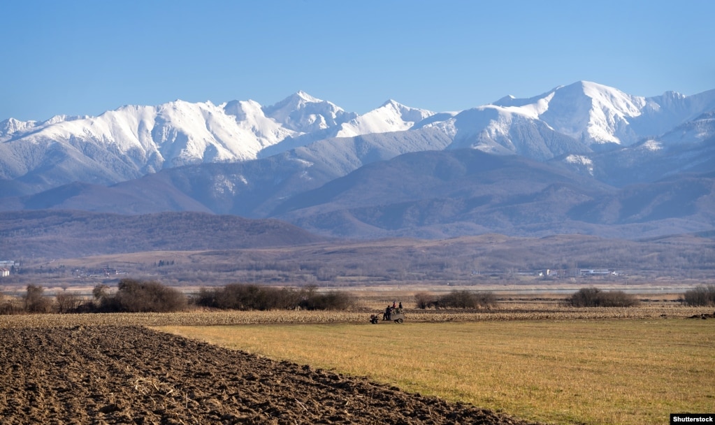 Malet Fagaras formojnë një pengesë të madhe natyrore midis Rumanisë jugore dhe rajonit të Transilvanisë.