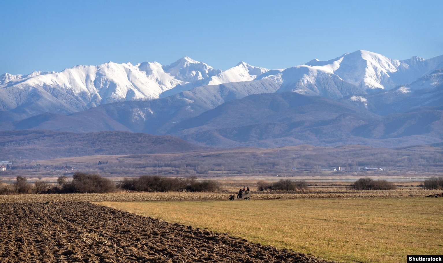 Malet Fagaras formojnë një pengesë të madhe natyrore midis Rumanisë jugore dhe rajonit të Transilvanisë.