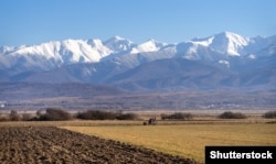 Munții Făgăraș formează o barieră naturală între sudul României și Transilvania.