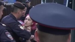 Membrele trupei Pussy Riot au fost reținute imediat după eliberarea din arestul preventiv