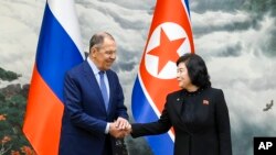Kryediplomati rus, Sergie Lavrov, dhe ajo verikoreane, Choe Son Hui. Kore e Veriut, 19 tetor 2023. 