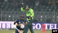 د پاکستان وېکټ ساتونکی محمد رضوان د نومبر پر ۱۱مه د سري لنکا د توپوهونکي تر سوځولو وروسته خوشحالي کوي.