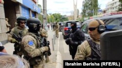 Припадници на ЕУЛЕКС пред канцеларијата на Ветераните на ОВК во Приштина. 25 септември 2020