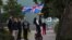 Një burrë me një flamur islandez në një park para një referendumit nëse Islanda duhej të rifillote negociatat e pranimit me Bashkimin Evropian, në Rekjavik, Islandë, më 29 gusht 2026.