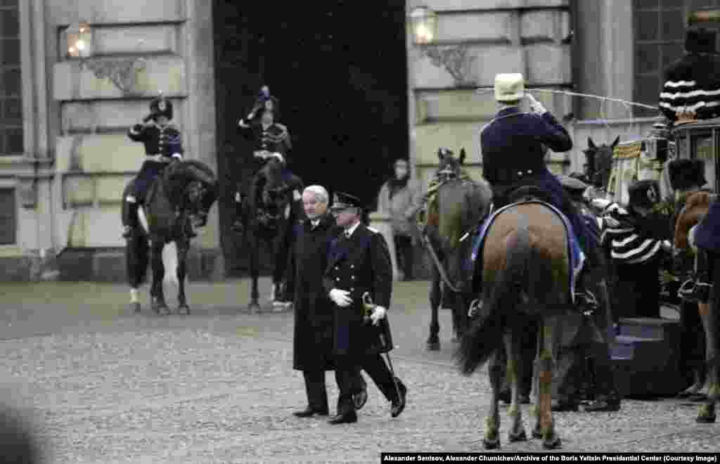 Ельцин и король Швеции Карл XVI Густав проходят через почетный караул в Стокгольме в декабре 1997 года