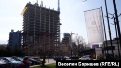 Изграждащият се и в момента небостъргач "Златен век" в София.