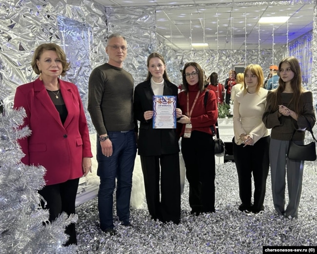 Сотрудники музея-заповедника наградили участников городского патриотического фестиваля «Верность отцам – верность Отчизне». Скриншот страницы официального сайта музея https://chersonesos-sev.ru