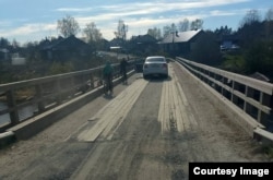 Обветшавший мост через реку Янисйоки