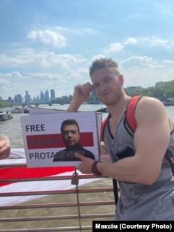 Maksim photographed in London, holding a sign in support of dissident Belarusian blogger Raman Pratasevich, who was dragged off an Athens-to-Vilnius flight that was diverted to Minsk on May 23 and arrested along with his Russian girlfriend, Sofia Sapaga.