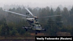 Ми-8 ҳарбий вертолёти.