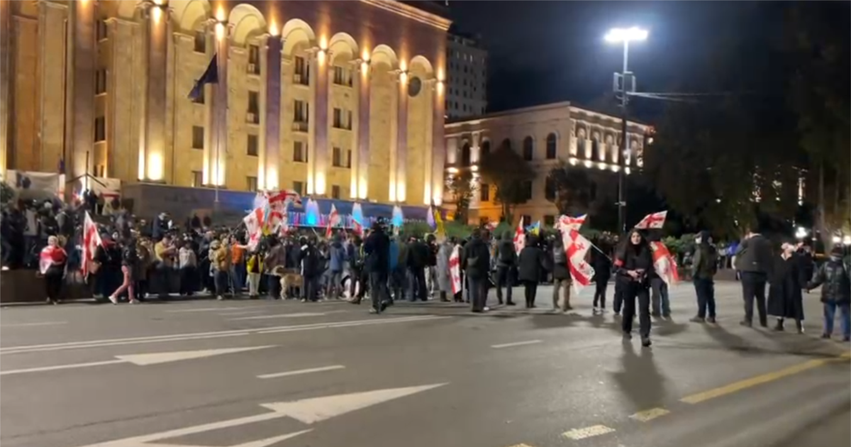 პარლამენტის წინ დემონსტრანტების ნაწილმა გზა კიდევ ერთხელ გადაკეტა