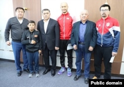 Үмбөталы Кыдыралиев менен Камчыбек Ташиев эл аралык мелдешке катышкан спортчулар менен жолугушуусу. 1-март, 2023-жыл.