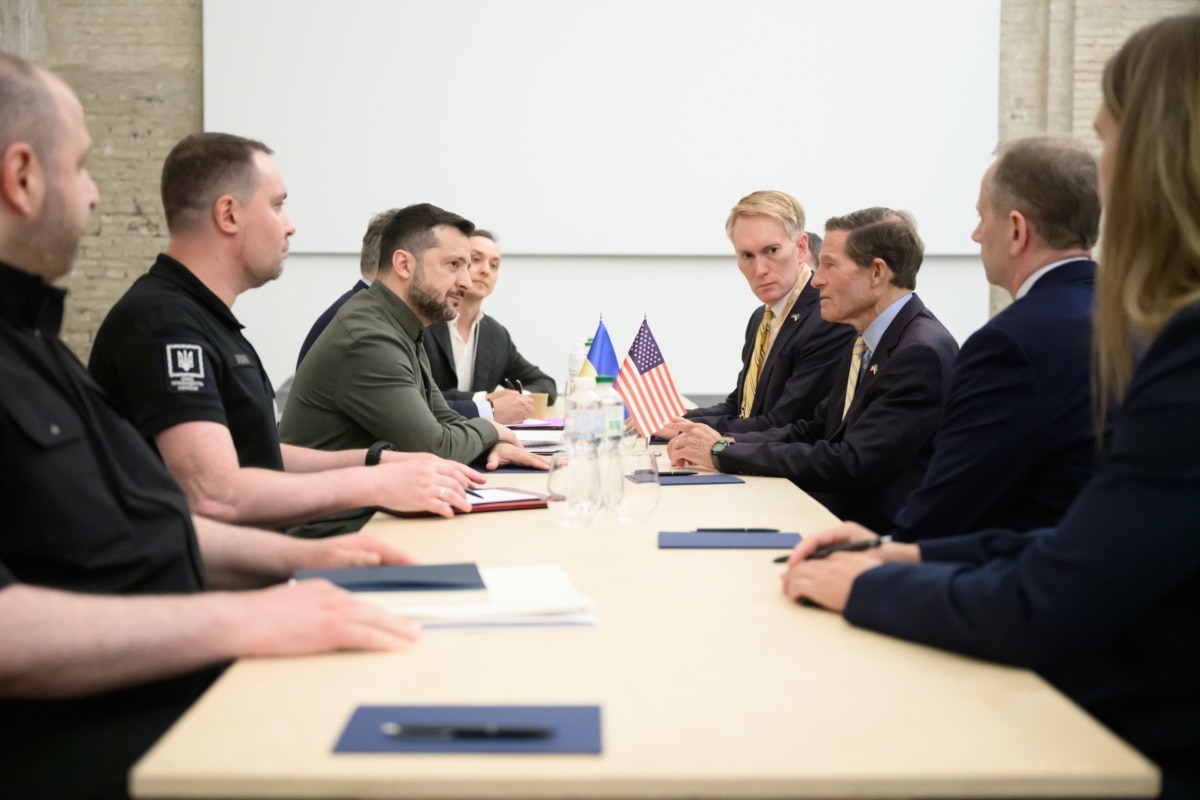 Ukrainian President Volodymyr Zelenskyy meets US Senators Richard Blumenthal and James Lankford during the National Prayer Breakfast in Kyiv on August 23, 2026.