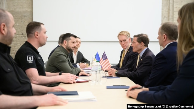 Зустріч президента України Володимира Зеленського з сенаторами США Річардом Блюменталем та Джеймсом Ленкфордом під час Національного молитовного сніданку в Києві. 23 серпня 2026 року