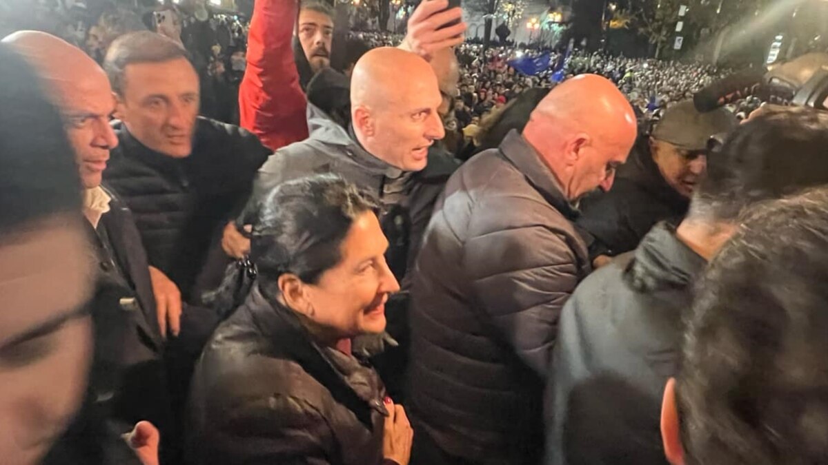 „ვიქნები პრეზიდენტი ბოლომდე” – რას გეგმავს, რა შეუძლია და რას სთხოვენ პრეზიდენტს, მასშტაბური პროტესტის ფონზე