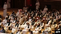 شماری از اعضای گروه طالبان در مراسم افتتاحیه مذاکرات بین‌الافغانی در دوحه. 12 سپتمبر 2020