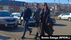 Fikret Hodžić (lijevo), advokatica Mirna Avdibegović, i advokat Mirza Dževdetbegović, dolaze u Sud Bosne i Hercegovine, 25. 2. 2025. godine. 