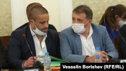 Иван Ангелов (с маската) по време на изслушването в парламента