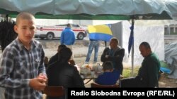 Djeca i roditelji ispre OHR-a, 31. oktobar 2013. foto: Dženana Halimović