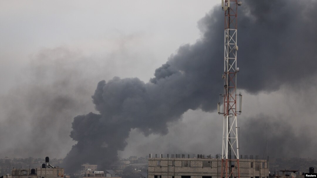 Fumul gros se ridică deasupra orașului Khan Younis, din sudul Fâșiei Gaza, după puternice lovituri aeriene israeliene. 10 decembrie 2023. REUTERS

