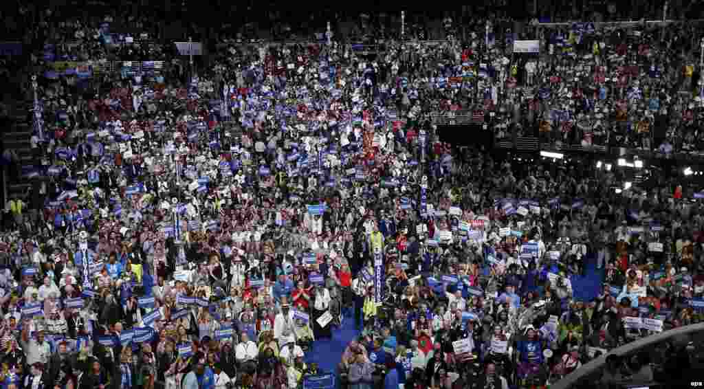 نمایی از هوادارن حزب دمکرات در نشست پنسیلوانیا.