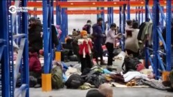 Белорусские власти разместили часть мигрантов на складе
