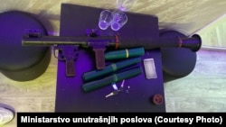 Fotografija oružja koju je objavilo Ministarstvo unutrašnjih poslova, 24. jul 2025. 