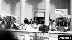 1989. Balconul Operei din Timișoara, primul loc liber din care s-a vorbit mulțimii adunate în piață.