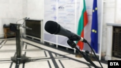 Празен микрофон в сградата на Народното събрание. Снимката е илюстративна.