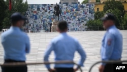 Policajci obezbeđuju područje na Trgu Skenderbeg u Tirani, 15. maja 2025.