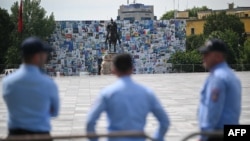 Oficerët e policisë sigurojnë zonën në sheshin Skënderbej në Tiranë, 15 maj 2025. (Fotografi nga arkivi)