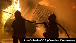 Рятувальники гасять пожежу, що виникла на Одещині після російського удару, архівне фото