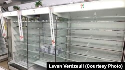 Илустрација, испразнети маркети во пресрет на тајфунот 