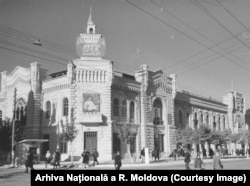 Portretul liderului sovietic Iosif Stalin afișat pe fațada Sovietului orășenesc Chișinău, 1950