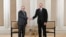 Прэм'ер-міністар Армэніі Нікол Пашыньян (злева) і прэзыдэнт Азэрбайджану Ільхам Аліеў, Абу-Дабі, 10 ліпеня 2025 году 