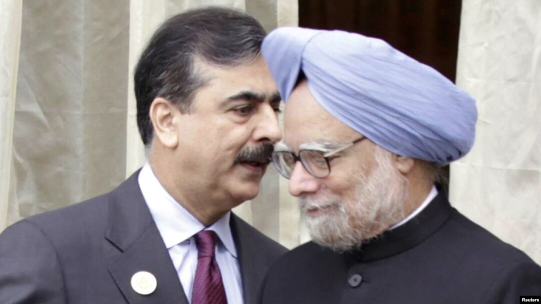 Indian Prime Minister Manmohan Singh (right) with his Pakistani counterpart Yusuf Raza Gilani in Bhutan today