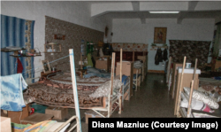 O celulă din Penitenciarul nr. 2 din Lipcani în care stau 15 deținuți. Intervenția personalului în asemenea spații aglomerate este întârziată