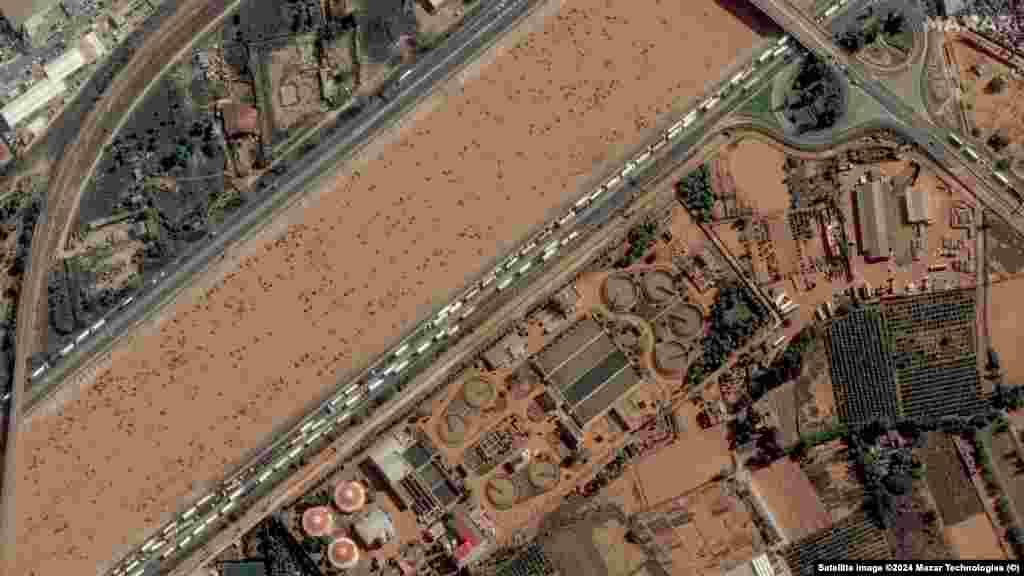 Imagine din satelit a unei stații de tratare a apei și a autostrăzii V-30, Valencia, înainte de inundații. 18 octombrie 2024. În dreapta, aceeași stație de tratare a apei și blocajele de trafic de pe autostrada V-30, în timpul inundațiilor.