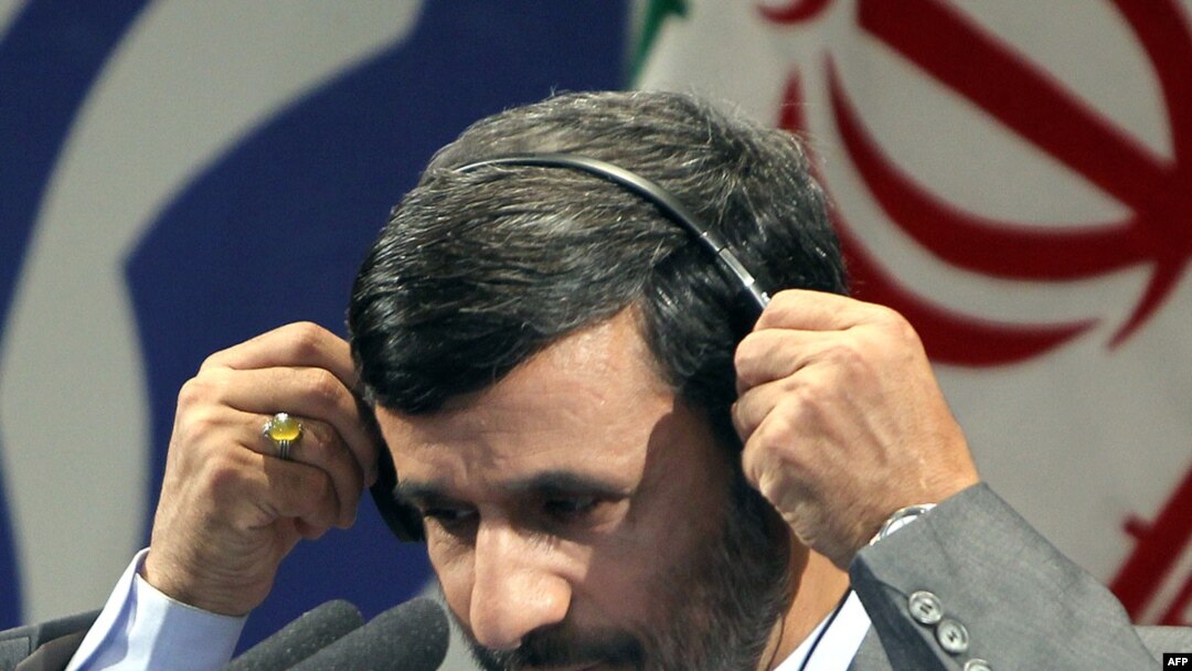 محمود احمدی نژاد، رییس دولت دهم، در کنفرانس خبری روز هفتم تیرماه خود اعلام کرد که ایران در عرض یک هفته می تواند تولید بنزین خود را به بیست تا یس میلیون لیتر در روز برساند؛ ادعایی که از سوی کارشناسان مورد تردید است.