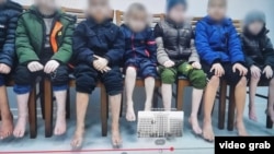 Намое аз филми "Нидои кӯдакони хомӯш", ки пулиси Душанбе нашр кард.