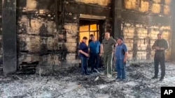 Глава Дагестана Сергей Меликов осматривает сожженную синагогу после теракта