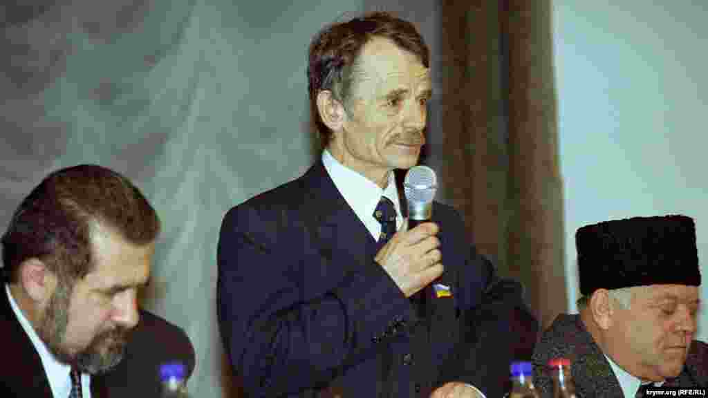 Mustafa Cemilev Qırımtatar Milliy Qurultayında çıqış yapa, 2001 senesi yanvarniñ 10-u