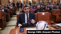 Parlamentarii AUR au avut la ei mingi de fotbal în timpul dezbaterii moțiunii de cenzură împotriva guvernului condus de Ilie Bolojan, inițiată de grupul parlamentar PACE – Întâi România (fost SOS România) și susținută de AUR. În imagine, liderul AUR, George Simion.